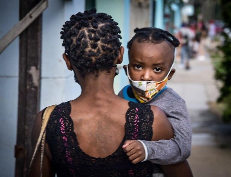 Madre carga a una niña ppor las calles de La Habana. En una Cuba caracterizada por la crisis