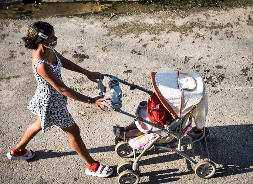 Madre pasea en coche a su hija en tiempos de pandemia. Esta crisis ha provocado mayores niveles de desigualdad en la sociedad cubana