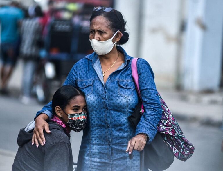 Una madre abraza a su hija en la calle en tiempo de coronavirus. La sociedad cubana se hacen más evidentes las desigualdades a patir de la llegada de la pandemia