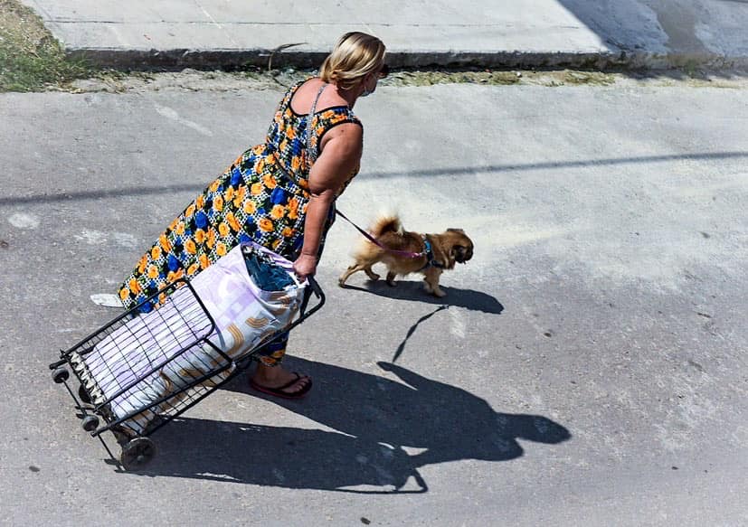 Mujer pasea a su perro por las calles de La Habana. La crisis de la pandemia ha provocado mayores niveles de desigualdad en la sociedad cubana