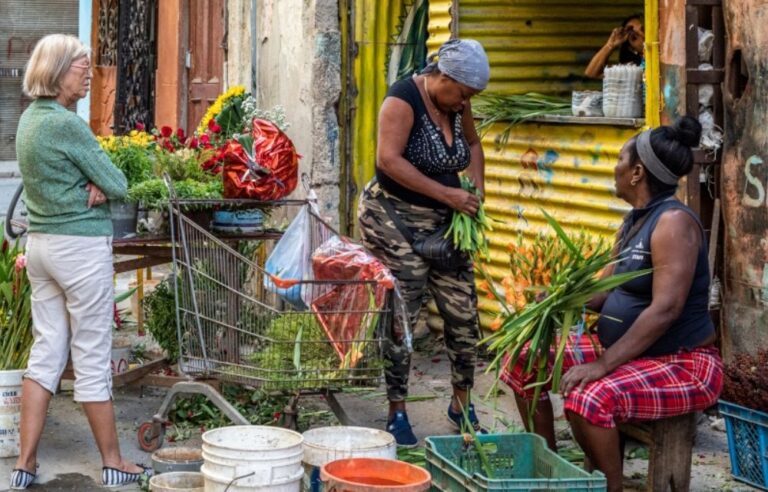 Mujeres cubanas vendedora de flores. (violencia de género)