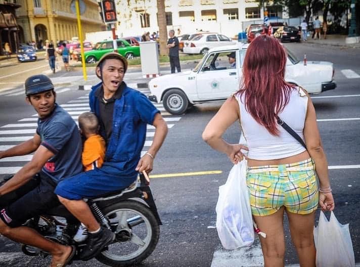 hombres acosando a una mujer con un piropo en la calle