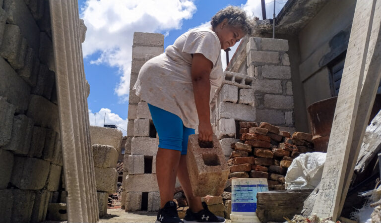 Mujer cargando ladrillos en una construcción en La Habana