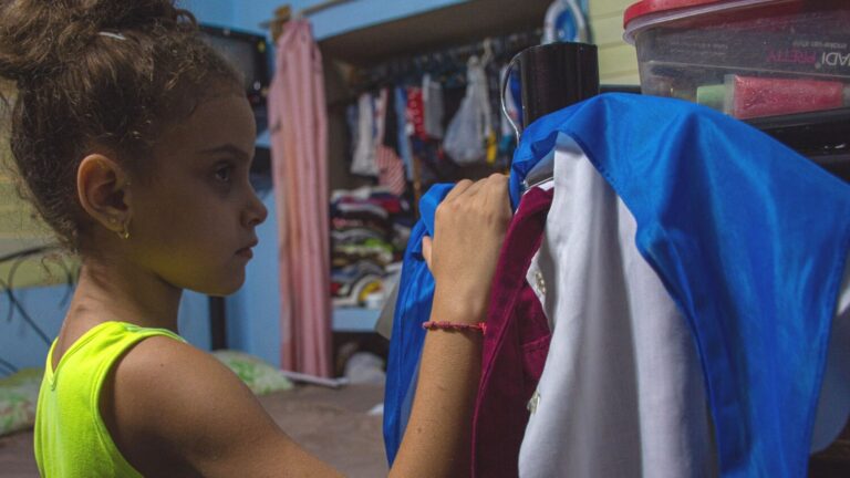 niña cubana con uniforme escolar. Salud mental para niños