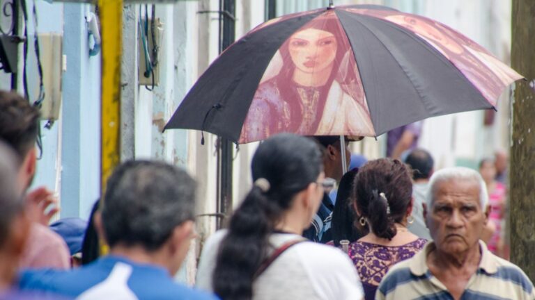 Personas caminan en Cuba, sociedad cubana, gitana tropical. Aborto Legal