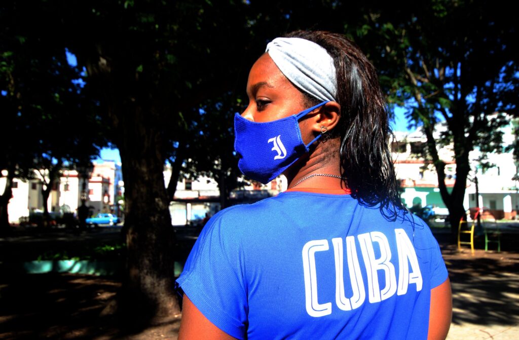 La clavadista cubana Anisley García Navarro en un parque de La Habana. Con la camiseta del equipo Cuba y una mascarilla con la insignia del equipo de béisbol de los Industriales 