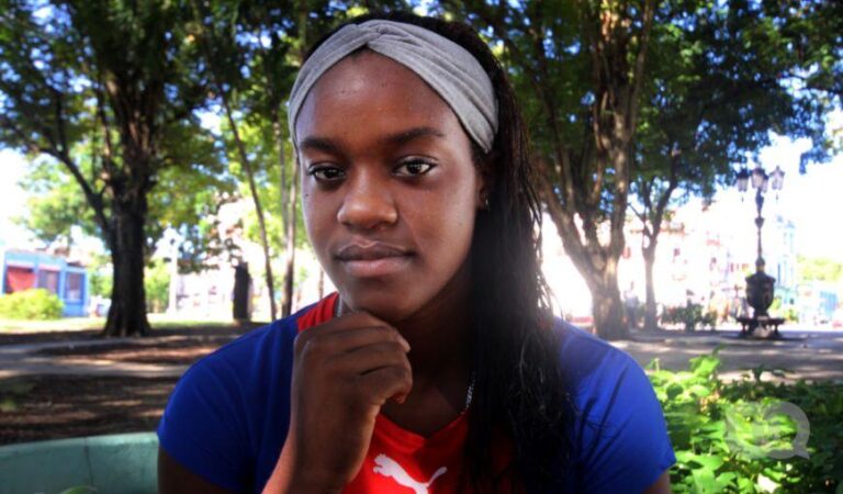 La mejor clavadista cubana,la joven Anisley García Navarro con su uniforme del equipo Cuba de clavado