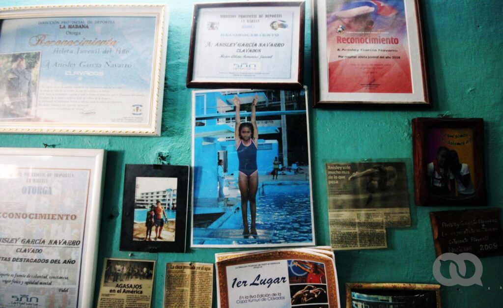 La casa de la clavadista cubana Anisley García Navarro, con sus diplomas deportivos y recuerdos