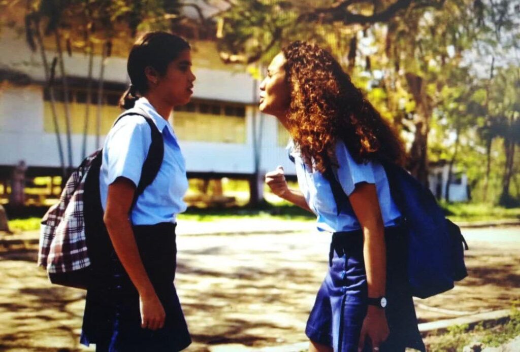 Escena de las actrices de la serie Una calle, mil caminos que trata de dos jóvenes y el amor lésbico 