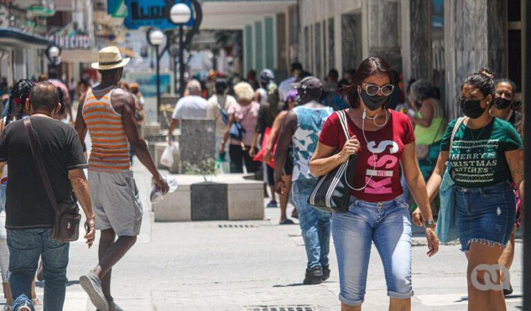 Calle de La Habana con muccha circulación de personas. Femicidio y feminicidio