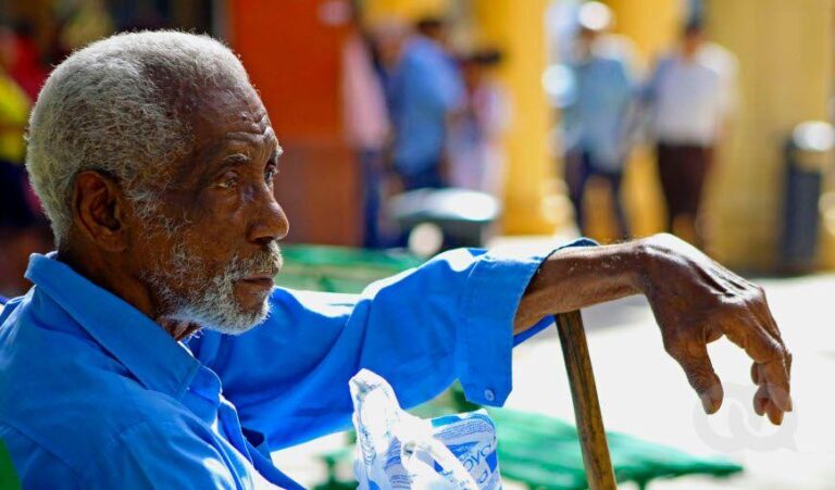 Persona mator en Cuba sentado en La Habana