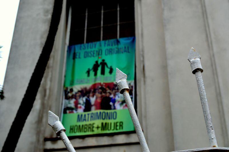 En la fachada de una iglesia en La Habana un cartel aboga por la familia tradicional de hombre y mujer