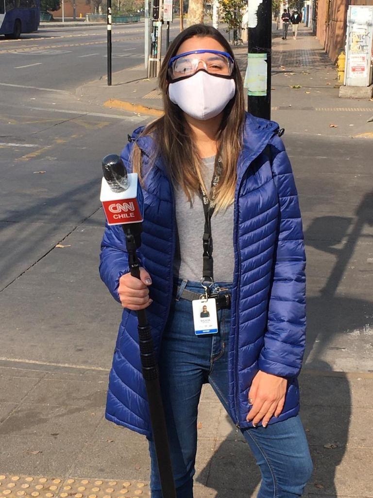 La periodista cubana Silvia Oramas realizando entrevista en CNN Chile en tiempos de pandemia