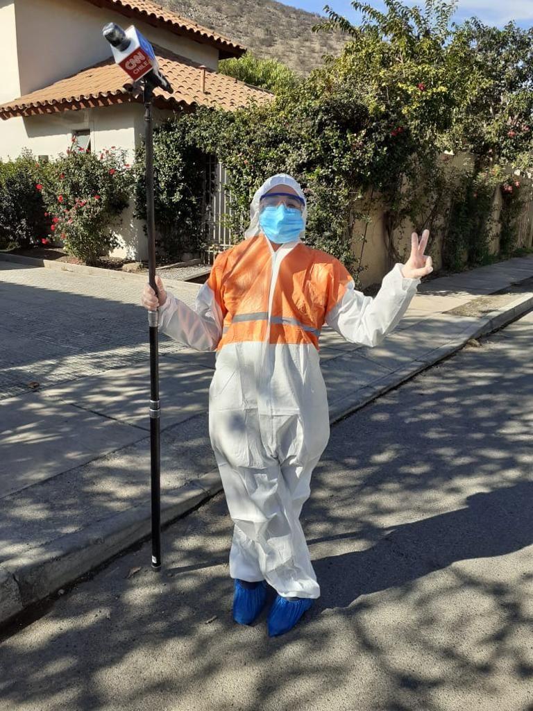 La periodista cubana Silvia Oramas haciendo un reportaje en tiempos de pandemia de la COVID19