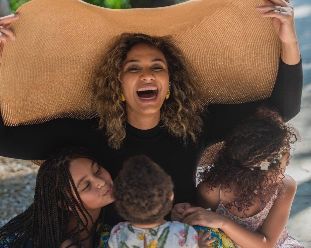 Limara Meneses con sus tres hijos y un gran sombrero