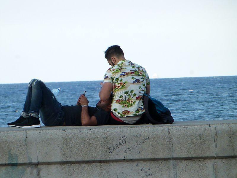 Pareja LGBTI en el malecón de La Habana