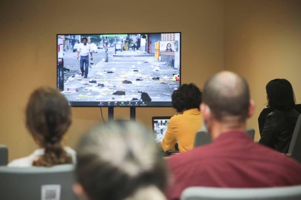 Público observa una documental del proyecto Placemaking Cuba. Construyendo ciudad