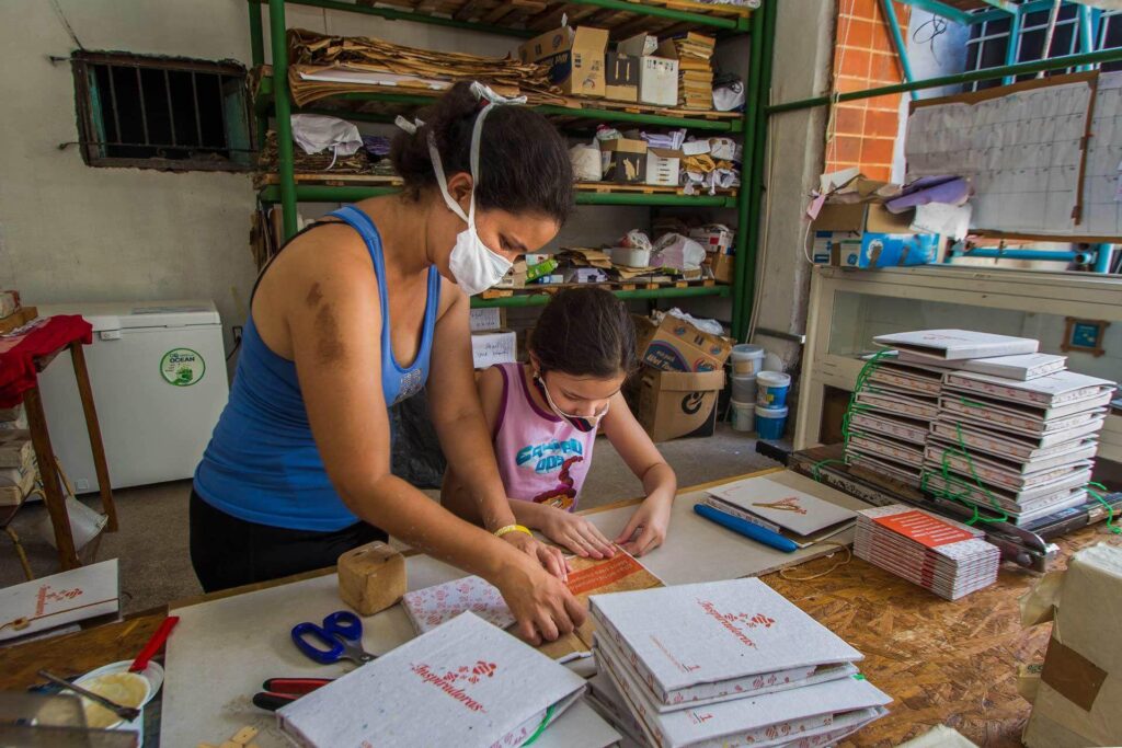 Madre e hija realizando su proyecto de emprendimiento familiar en el sector privado. Muestra del empoderamiento de la mujer