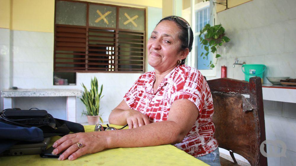 Chela entrevistada en el documental sobre mujeres en la Sierra Maestra. Sentada en un taurete en la cosita 