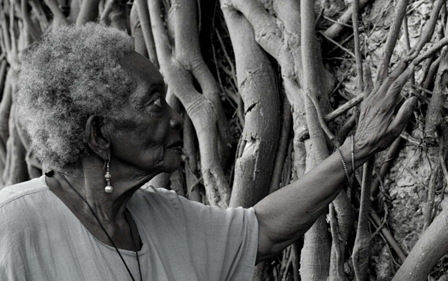 Lee más sobre el artículo Allá y acá / Entonces y ahora: África y Cuba en la poesía de Georgina Herrera