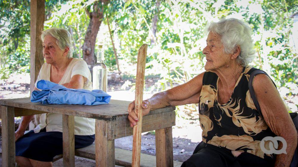 Hilda y una amiga entrevistadas en el documental sobre mujeres en la Sierra Maestra. Ambas sentadas en el patio de una casa