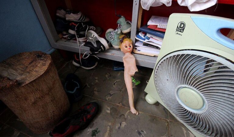 Una muñeca junto aun ventilador. Durante la pandemia muchas madres se quedaron solas cuidando a sus hijos