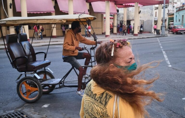 Bicitaxi en La Habana, mujer, pandemia de COVID-19 en Cuba. Vulnerable