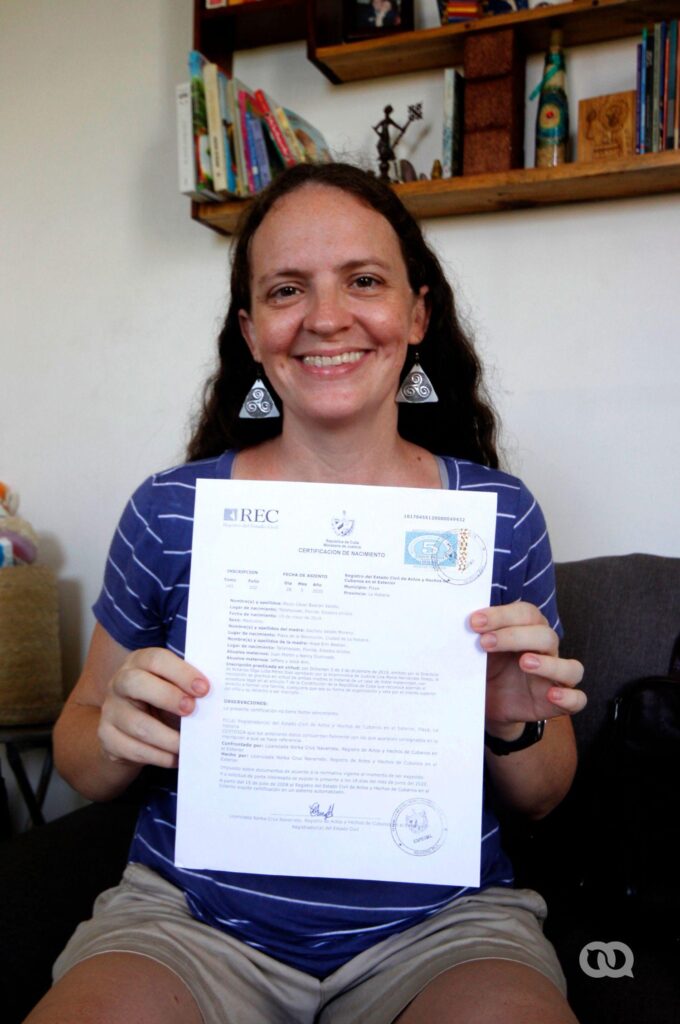 Una madre muestra el certificado de nacimiento del primer bebé con dos madres en Cuba. (Madre)