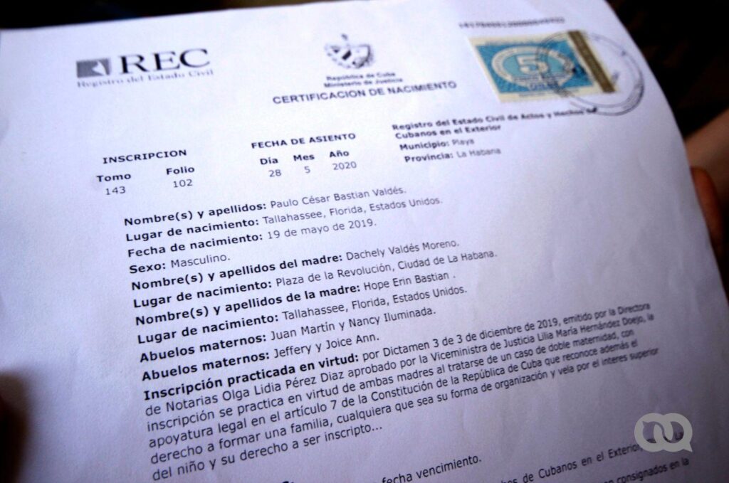 Certificado de nacimiento del primer bebé con dos madres en Cuba. (Madre)