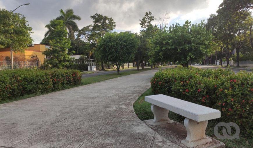 Un parque de Quinta Avenida en La Habana. Posiblemente relacionado con escenas de masturbación por hombres (onanista)..