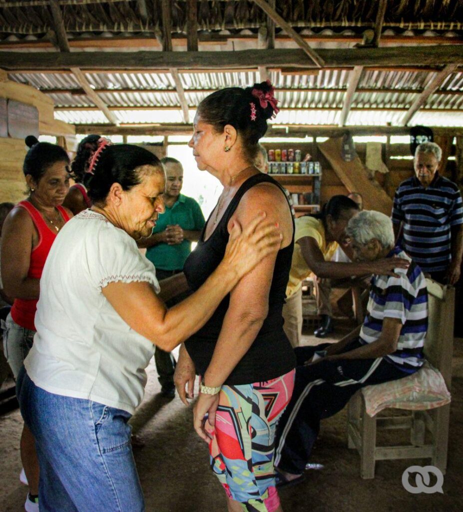 Mujeres de la Sierra Maestra haciendo un ritual de sanación a sus vecinos en una casa de madera 