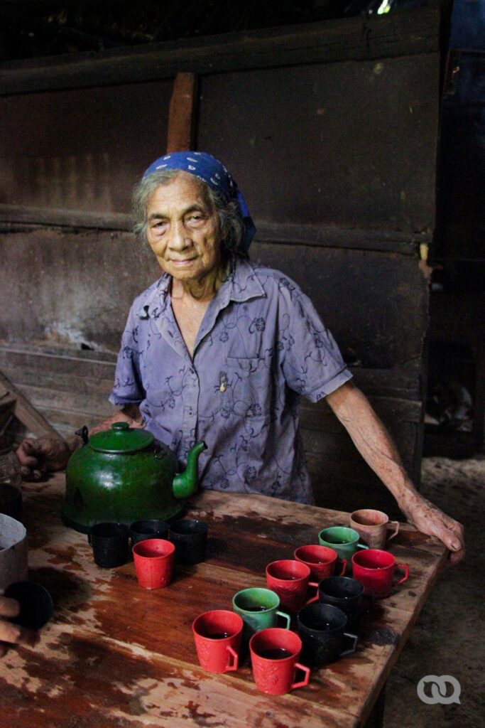 Teresa entrevistada en el documental sobre mujeres en la Sierra Maestra. En la mesa una tetera y varios jarros