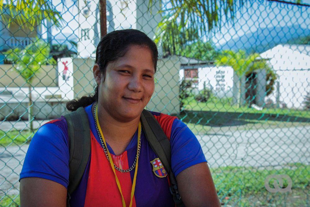 Yanisleidys entrevistada en el documental sobre mujeres en la Sierra Maestra. Sentada en una área deportiva d euna escuela