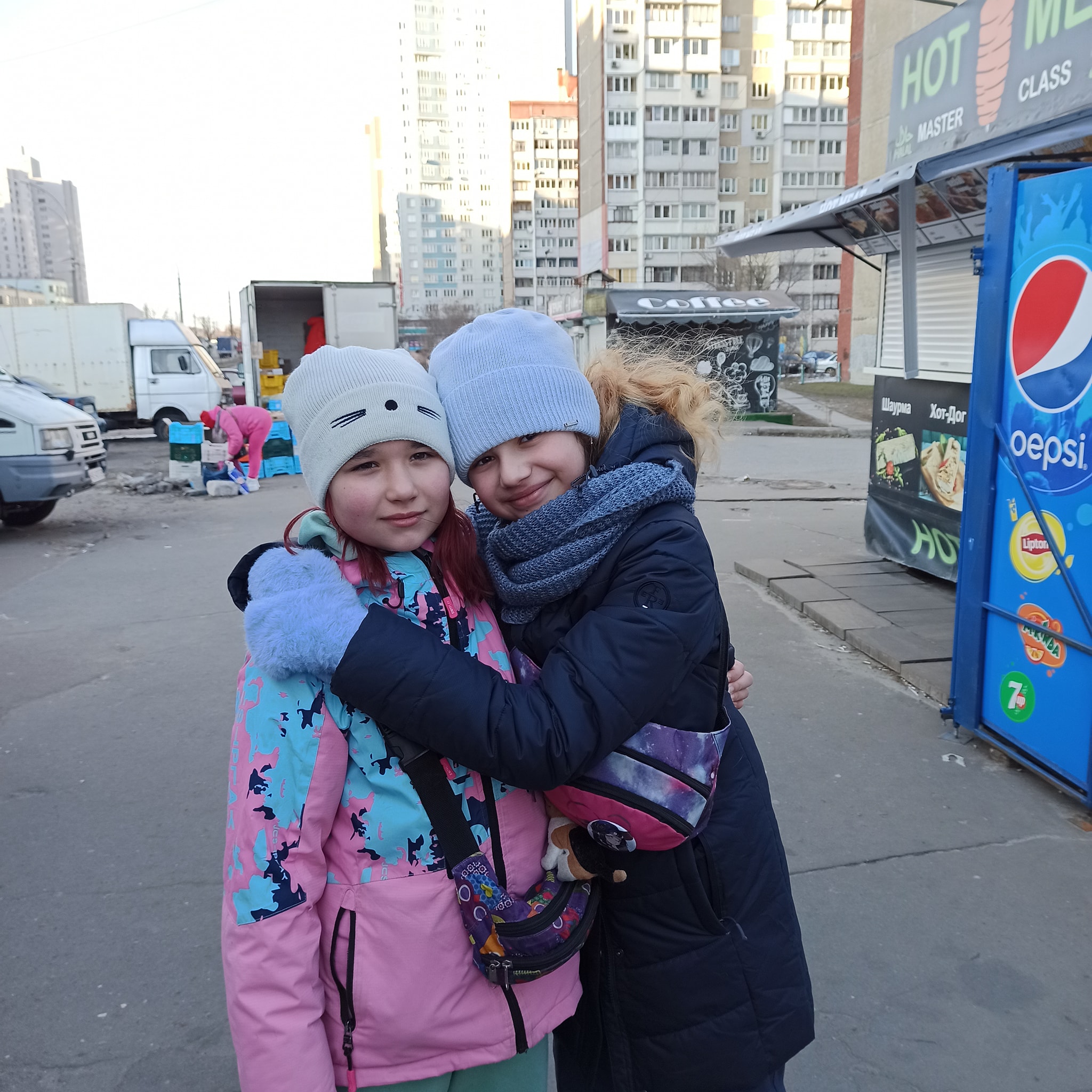 Niñas se encuentran en una calle de Kiev durante la invasión de Rusia a Ucrania