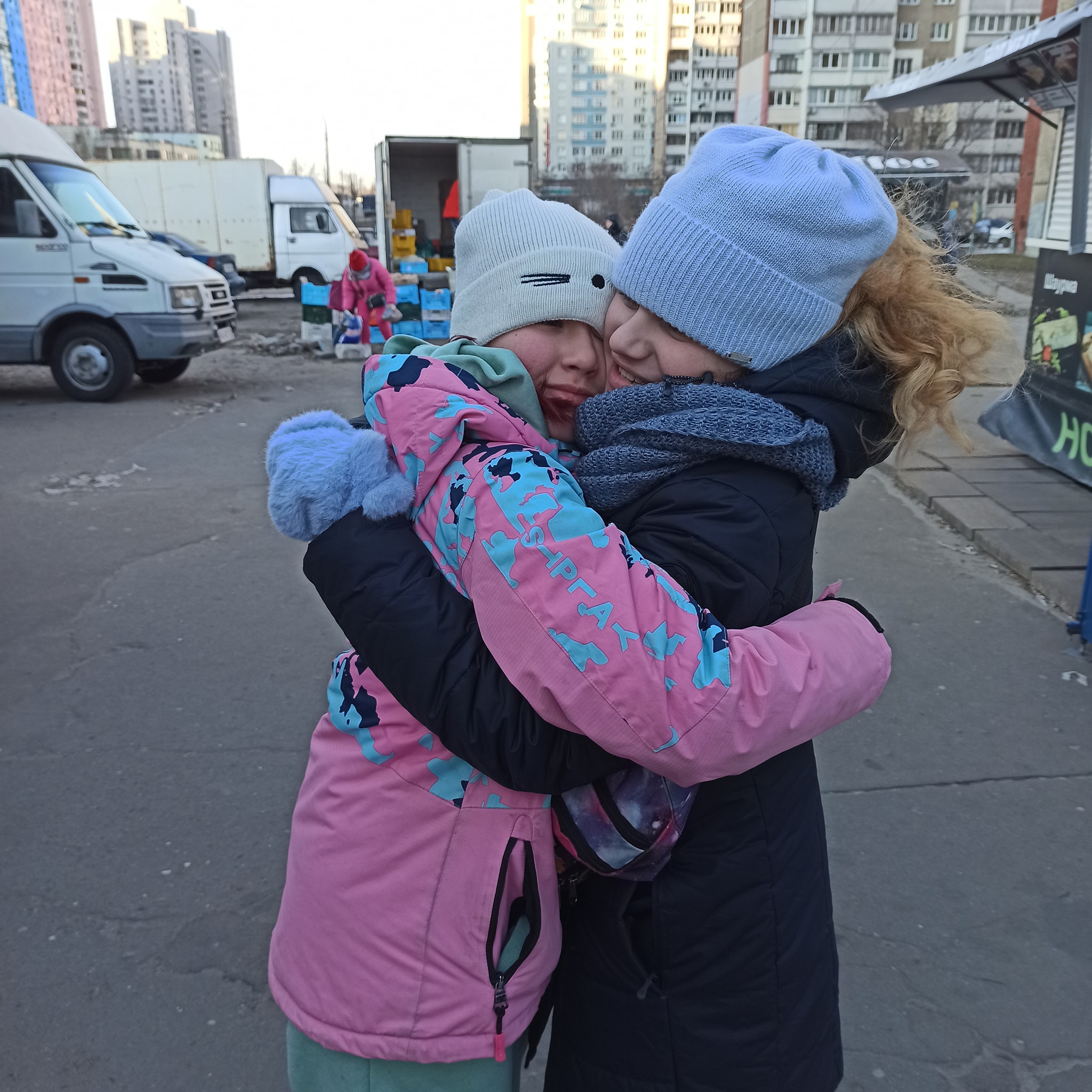 Niñas se encuentran en una calle de Kiev durante la invasión de Rusia a Ucrania