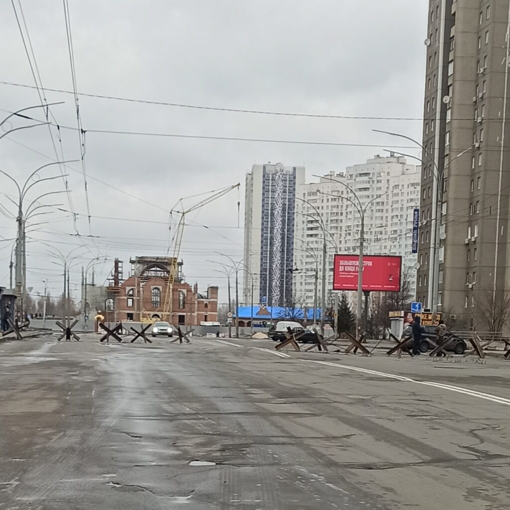 Una calle en Kiev alambrada durante la invasión de Rusia a Ucrania