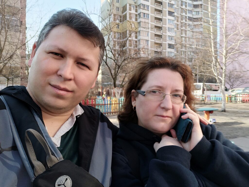 El cubano ucraniano Daniel Cantallops Dotsenko y su esposa en Kiev durante la la invasión rusa a Ucrania