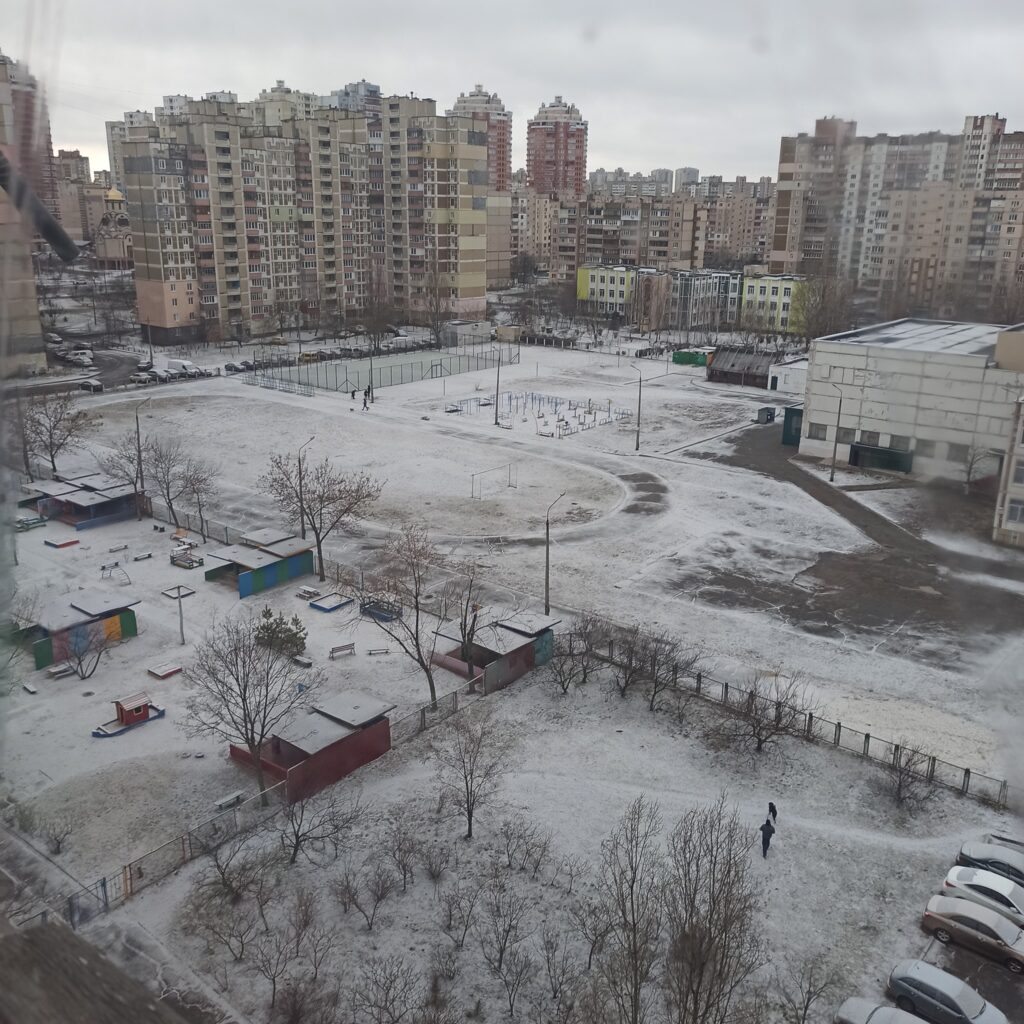 Un barrio y edificios de Kiev nevado Niñas durante la invasión de Rusia a Ucrania