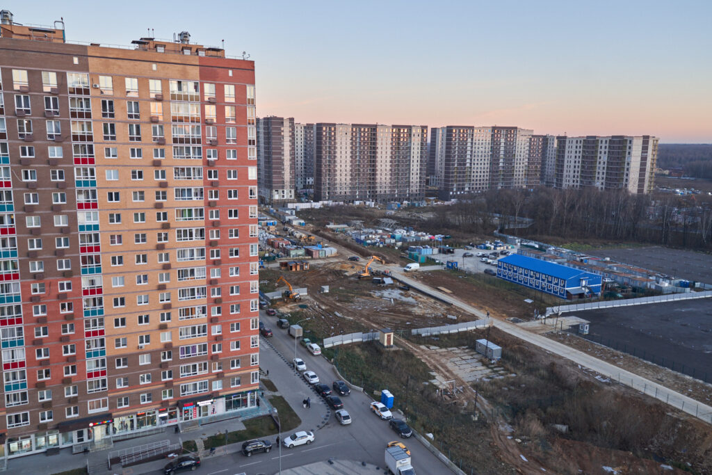 Edificios en Moscú y sus calles. En estos barrios se alquilan los cubanos que intentan establecerse en Rusia