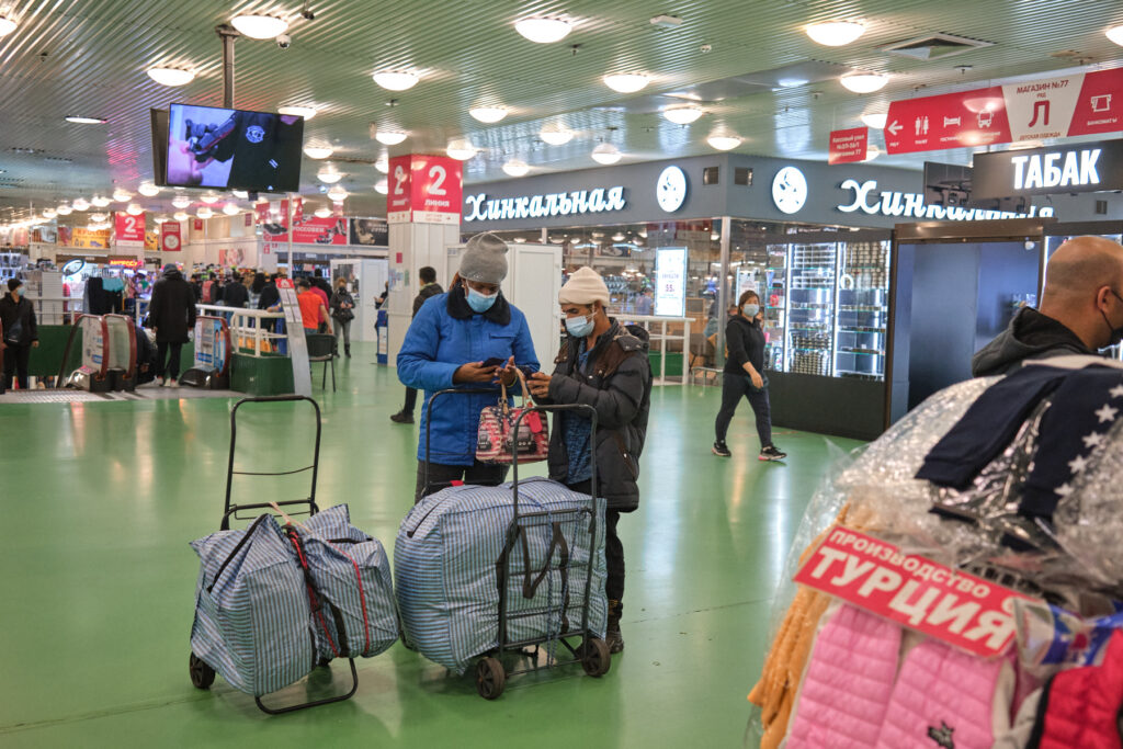 Mercado en Moscú donde van cubanos a comprar mercancías para revender en Cuba