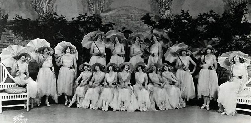 El primer Ziegfield’s Follies, grupo de mujeres posan sentadas y paradas