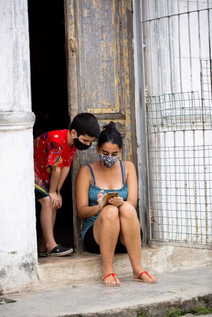 niño mira un teléfono móvil