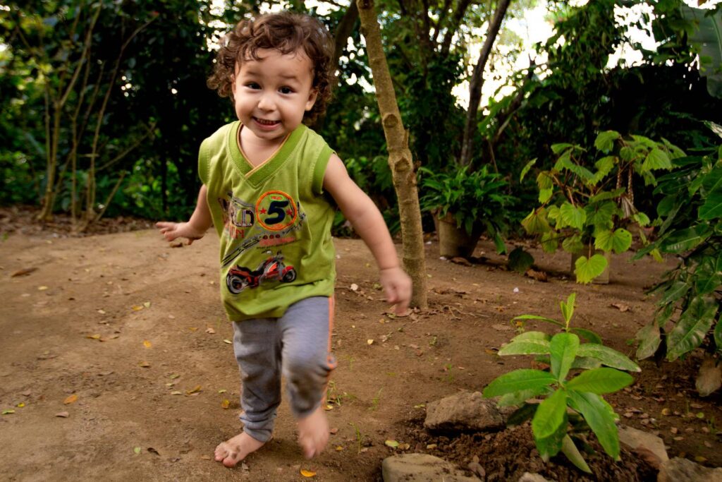 Niño corre y juega en un patio de una casa en La Habana