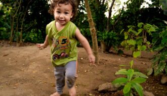 Niño corre y juega en un patio de una casa en La Habana