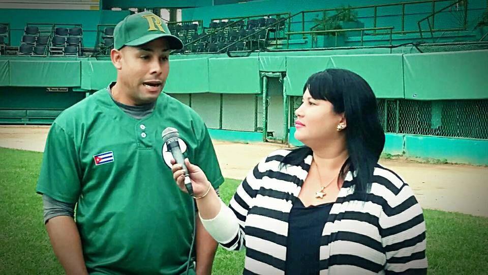 Yuliet Pérez Calaña entrevista al pelotero Michel Enréquez en un estado de béisbol