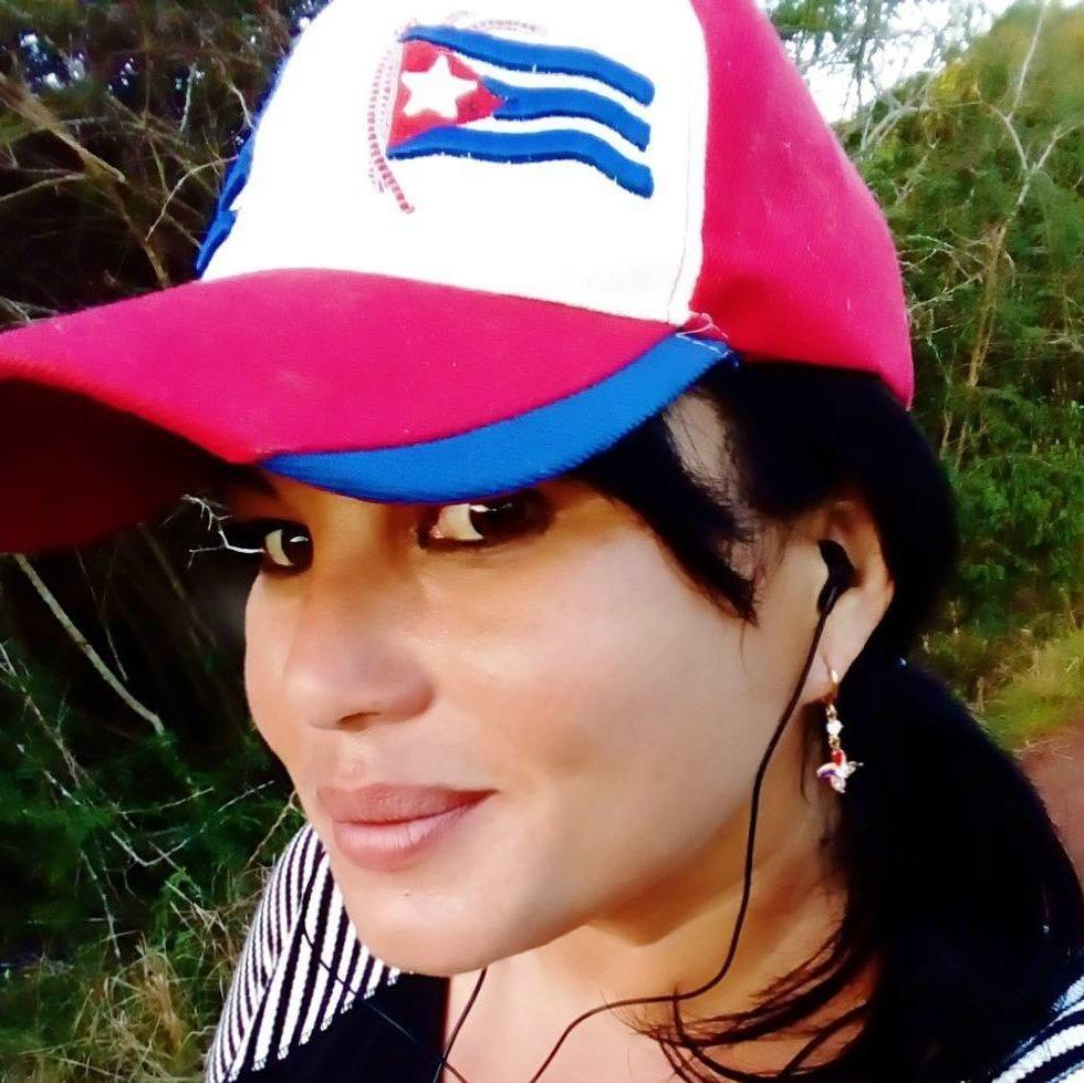 La periodista Yuliet Pérez Calaña con una gorra con la bandera cubana