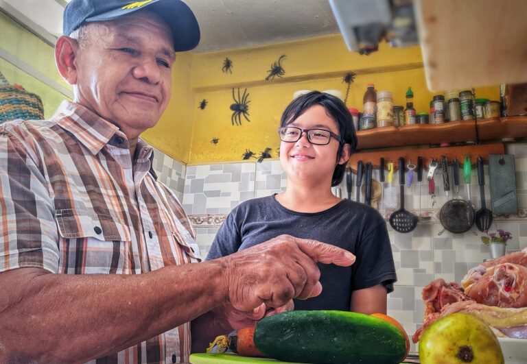 abuelo y su nieto cocinando