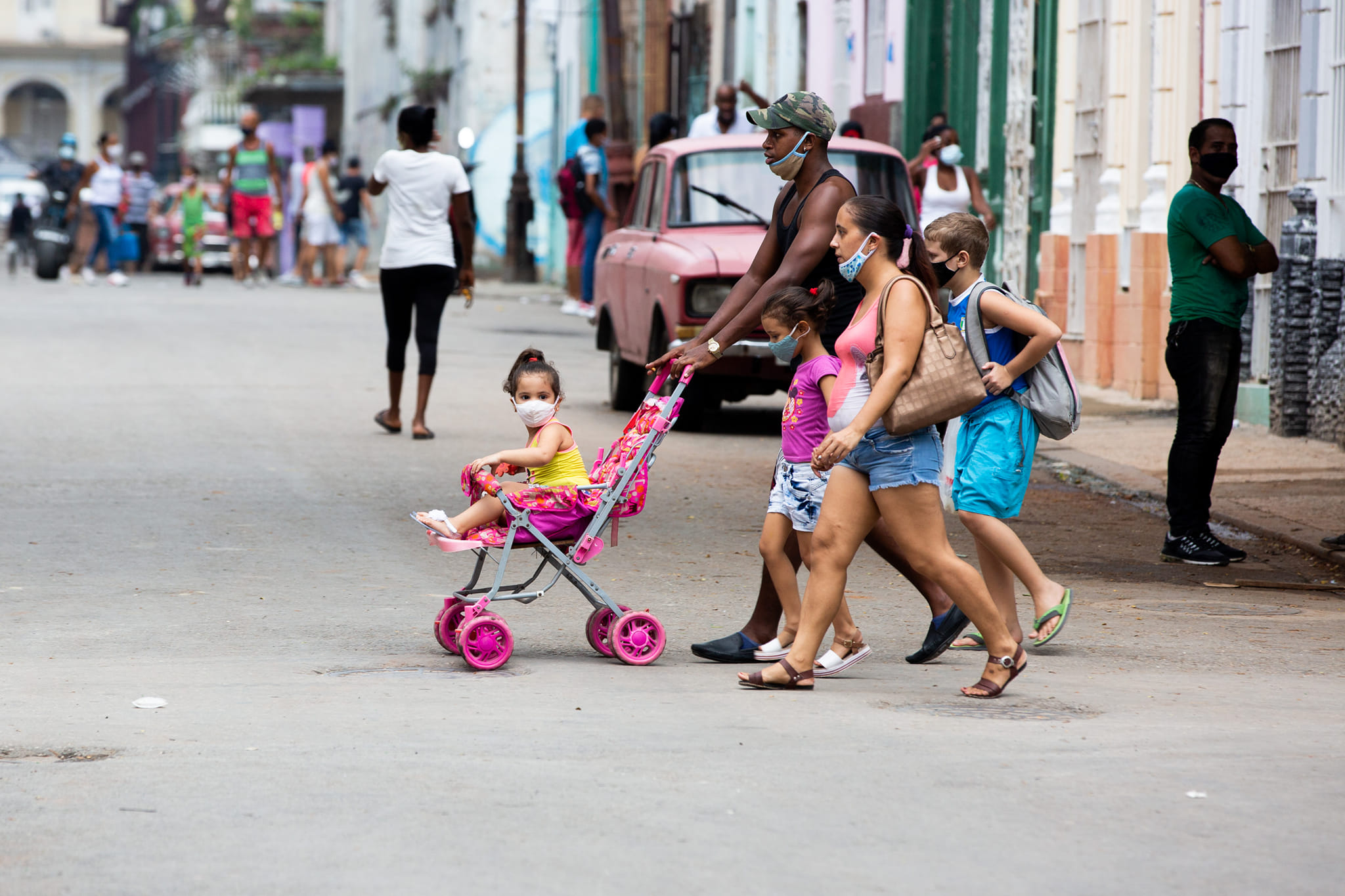 familia camina por La Habana