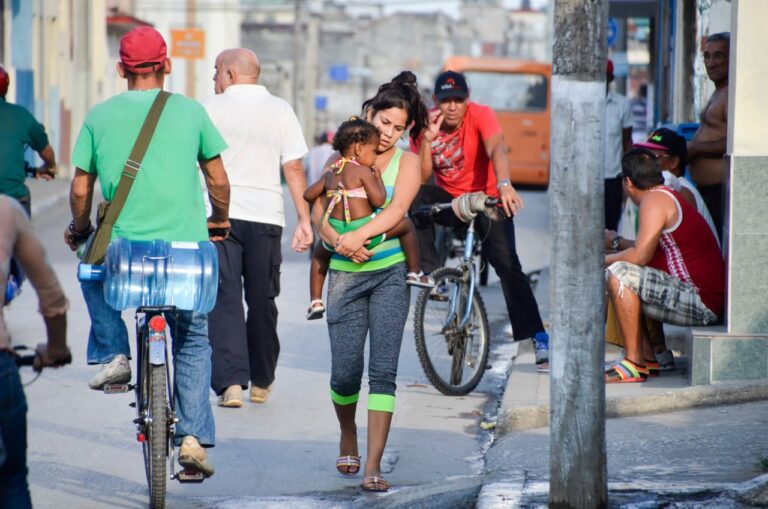 mujer con niña calle de la habana