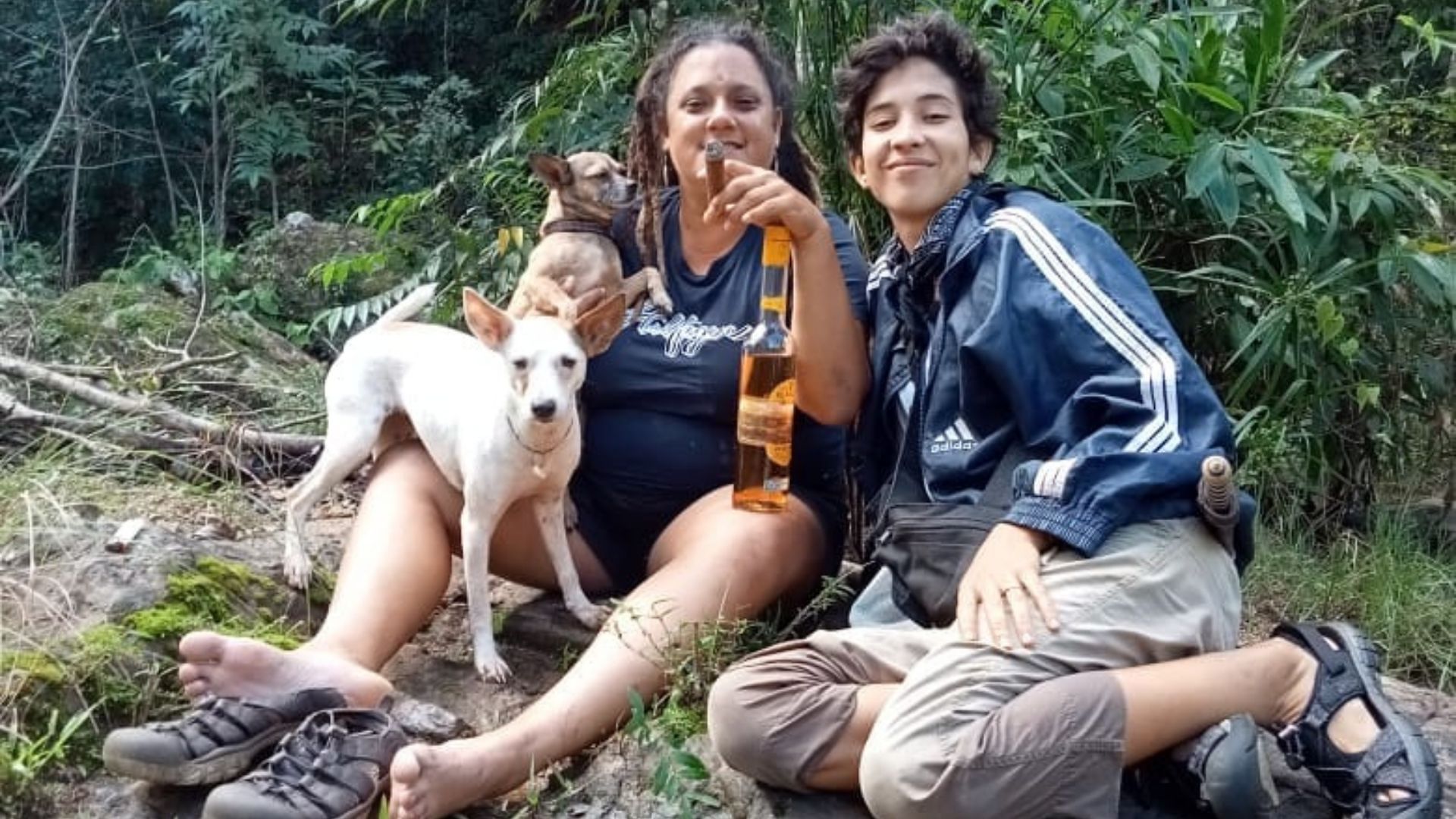 Yoanne y Claudia pareja con perros en el río